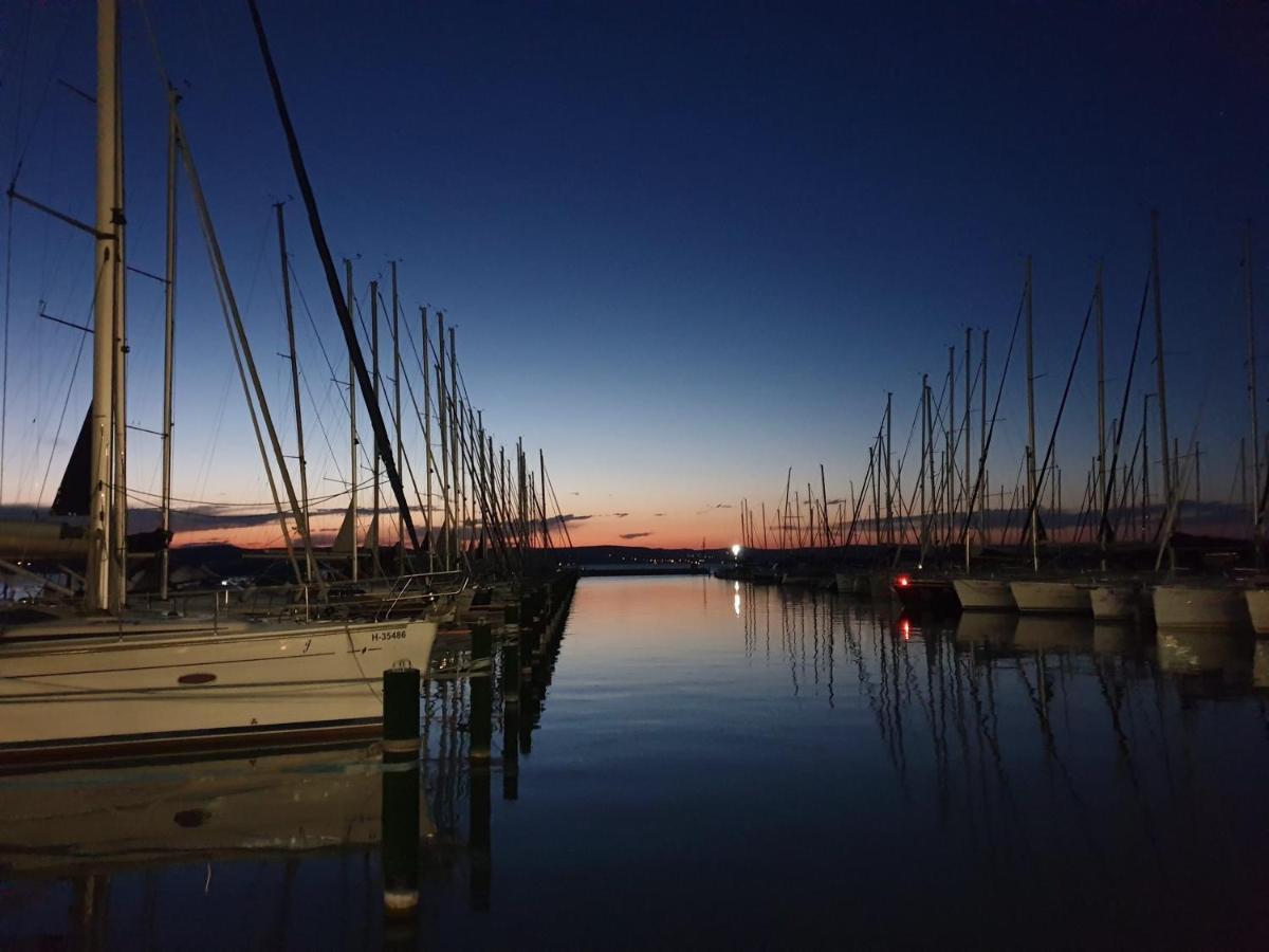 Bl Lakeside Apartman Balatonlelle Bagian luar foto