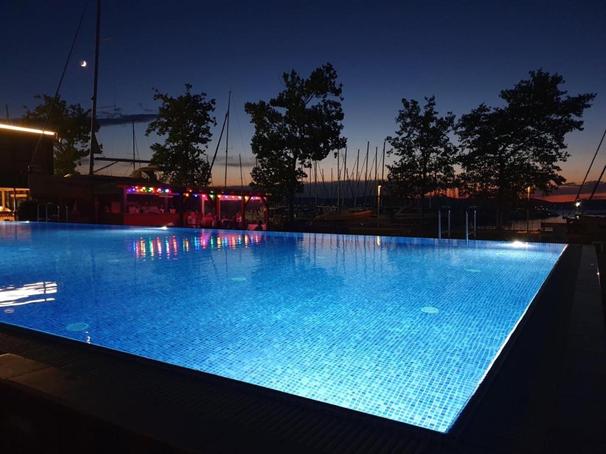 Bl Lakeside Apartman Balatonlelle Bagian luar foto
