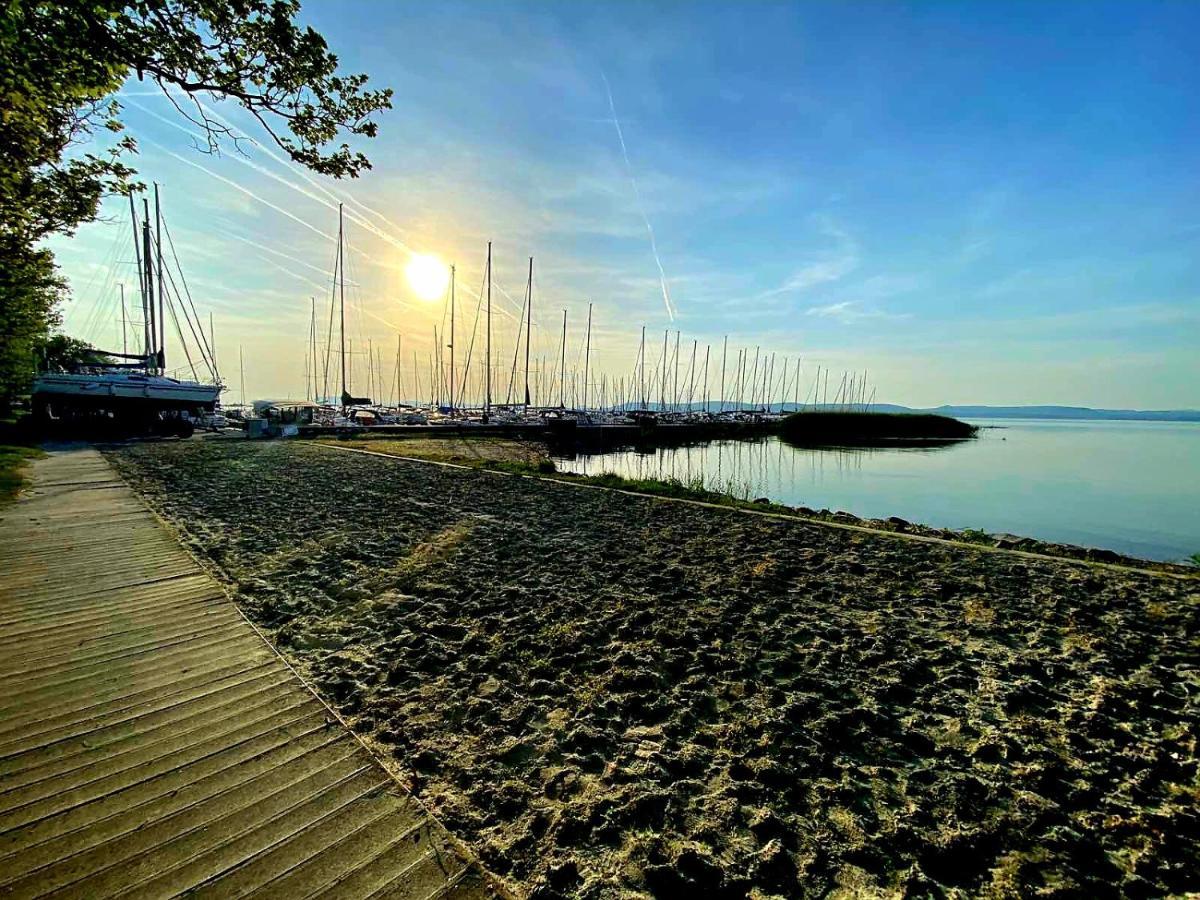 Bl Lakeside Apartman Balatonlelle Bagian luar foto
